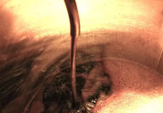 將葡萄酒轉移到橡木桶或不銹鋼桶時，酒糟會被完全隔離