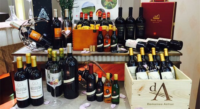 隨著我國經(jīng)濟的發(fā)展變化，如今在飛速發(fā)展的同時，有不少人都想要選擇自主創(chuàng)業(yè)來實現(xiàn)自己的事業(yè)和理想。近些年來在酒水行業(yè)之中，紅酒比較受關(guān)注，良好的發(fā)展也吸引了不少人投資，那么現(xiàn)在做紅酒生意賣紅酒賺錢嗎?